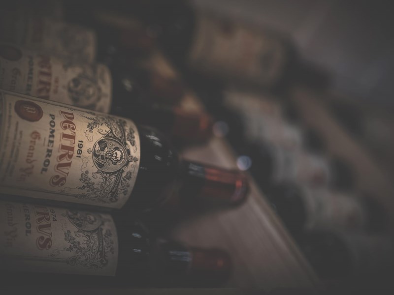 Gammel årgang 1981 fra Petrus opbevaret i vinkælder.