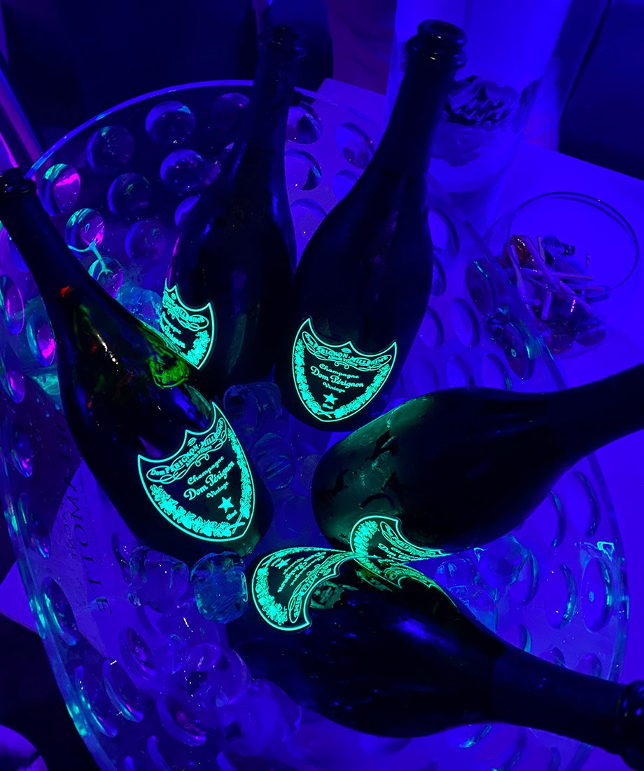 Bemærk: Dette er en almindelig Dom Pérignon Luminous. Blot for at illustrere, hvordan lyset ser ud i en Luminous-udgave. I rosé-udgaven er lyset lyserødt.