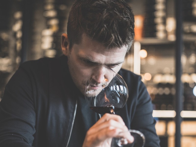 Mads Jensen, CEO hos RareWine Group, smager på vin